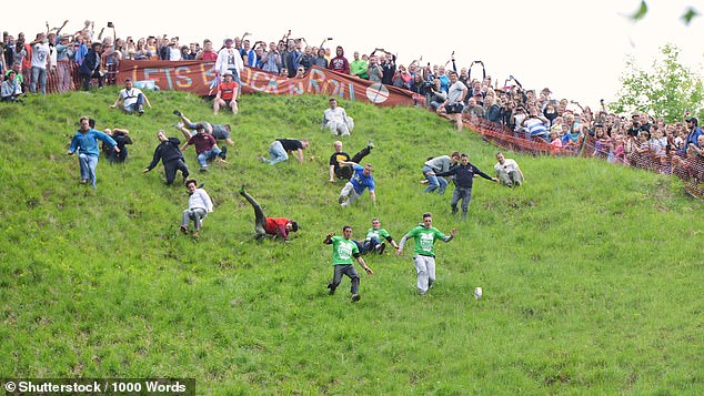 Cooper's Hill Cheese Rolling and Week evento en Gloucestershire, Inglaterra, donde los competidores hacen rodar una rueda de queso por una colina empinada y gana la primera persona en cruzar la línea de meta.