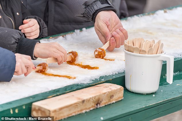 En Canadá, es tradicional comer jarabe de arce enriquecido con cubitos de hielo.