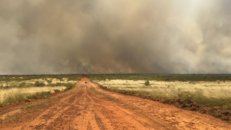 Un gran incendio forestal ha arrasado el centro de Australia cerca de una popular ciudad turística.