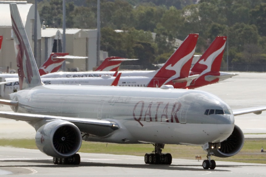 Los aviones de Qatar Airways y Qantas están en la pista de Perth.