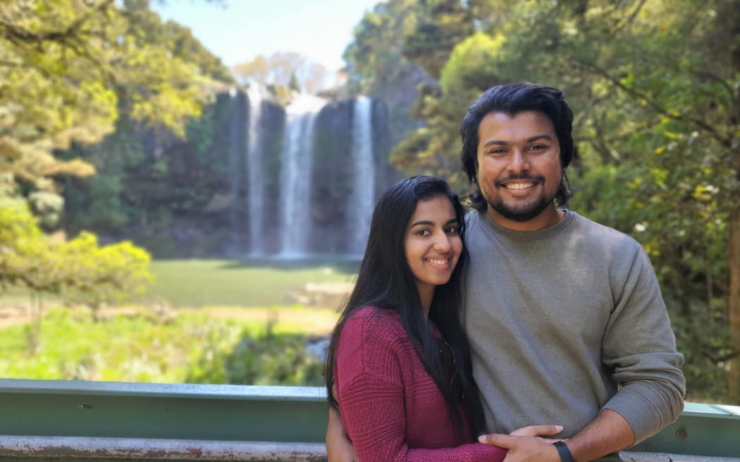 Phillips Augustine y su esposa, Anju Anil, regresaron recientemente a Nueva Zelanda después de un viaje a la India, durante el cual ambos se sometieron a un tratamiento dental.