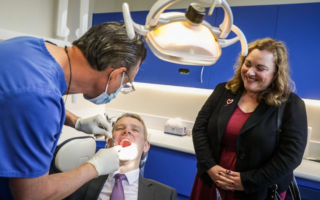 El líder laborista Chris Hopkins, con la candidata de Nelson, Rachel Buick, se hace un chequeo con un dentista en el Tasman Dental Center en Nelson el 11 de septiembre de 2023.  El dentista dice que sus dientes se ven bien.