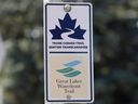 Se muestra un letrero de Trans Canada Trail a lo largo de Ganacchio Trail en Windsor el viernes 9 de septiembre de 2022.  Hay planes en marcha para conectar las redes de senderos de Ontario y Michigan a través del nuevo Puente Internacional Gordie Howe.