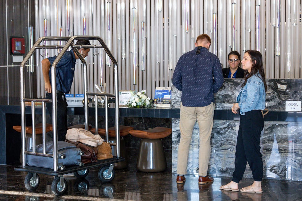 Shelby Raines visita a Jeremiah y Marlee Taylor en el Hotel Renaissance en Bricktown.