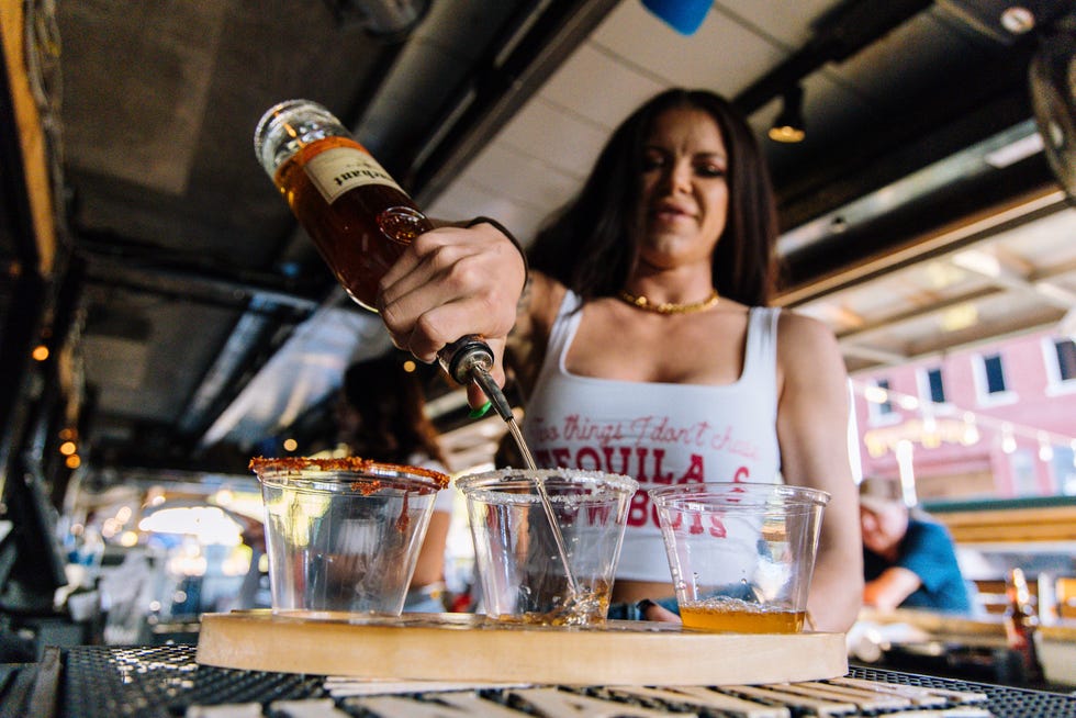 Katie Pendley prepara bebidas en el Tipsy Tiki Dockside Bar junto al canal Bricktown.
