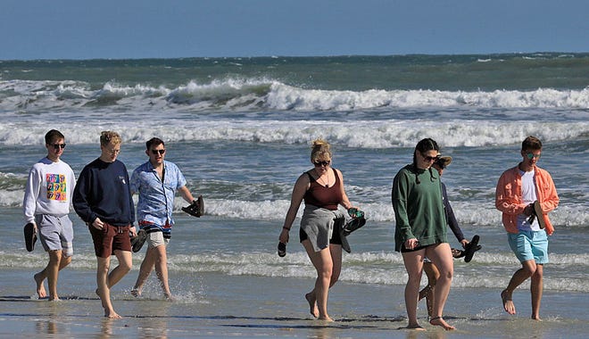Los visitantes de las vacaciones de primavera pasean por la arena de Daytona Beach. A pesar de la afluencia anual de familias y estudiantes, la recaudación del impuesto sobre las camas para la Autoridad de Publicidad del Área de Halifax, que se extiende a ambos lados de la costa de Daytona, disminuyó un 2,32 por ciento en marzo respecto al año anterior, según los registros del condado.