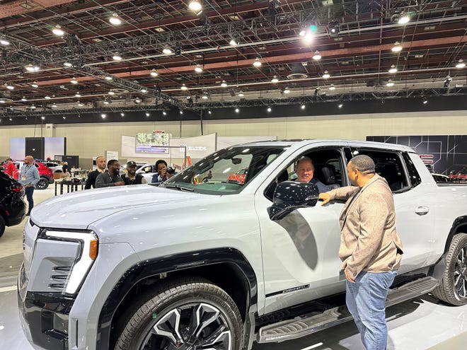 El alcalde de Detroit, Mike Duggan, sentado en una GMC Sierra EV Denali en el salón del automóvil de Detroit el martes 12 de septiembre de 2023.