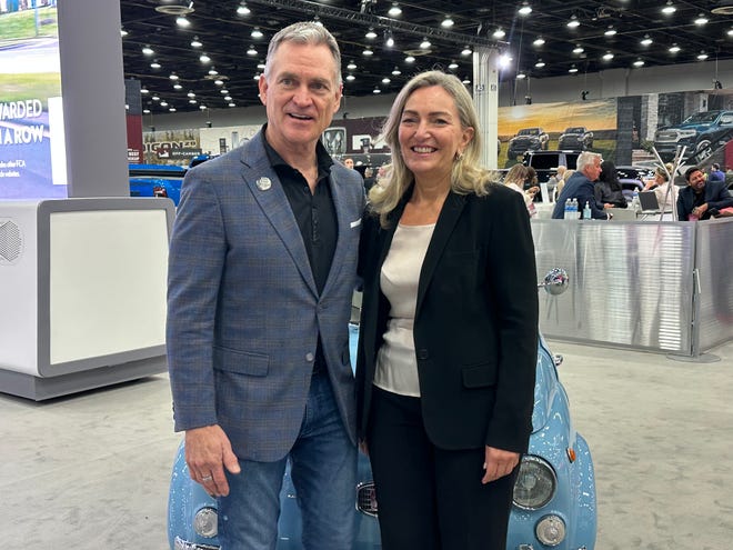 La embajadora de Italia en Estados Unidos, Mariangela Zappia, con Rod Alberts, director ejecutivo de la Asociación de Concesionarios de Automóviles de Detroit, en el Salón del Automóvil de Huntington Place en Detroit, el 13 de septiembre.