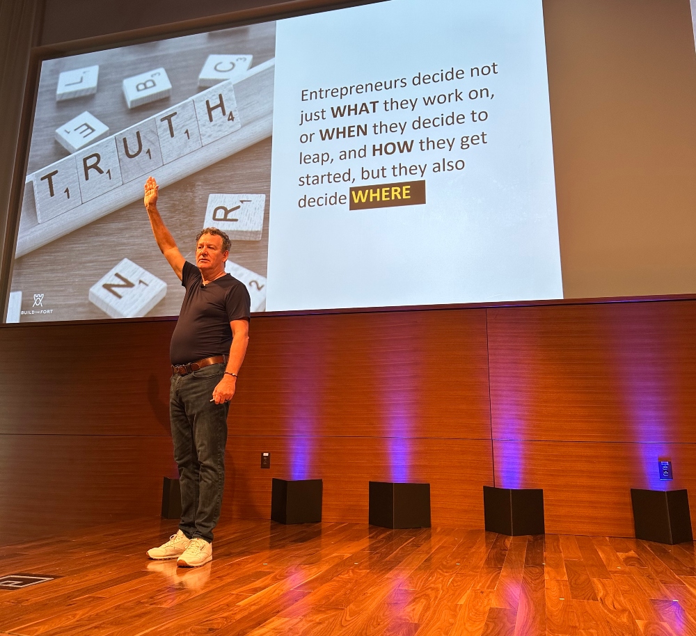 Chris Heivly, cofundador de MapQuest y director general de Build the Fort, fue el orador principal en la Cumbre anual Next Venture de 2023.  (Foto/Chris Merriman)