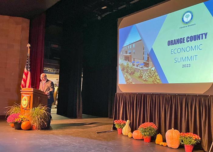 Temas de la industria del turismo y el cine en la Cumbre Económica del Condado de Orange
