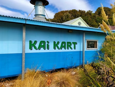 El camión de comida Kaikart en Eyre Street, Stewart Island, ofrece pescado con patatas fritas y otros platos para llevar.
