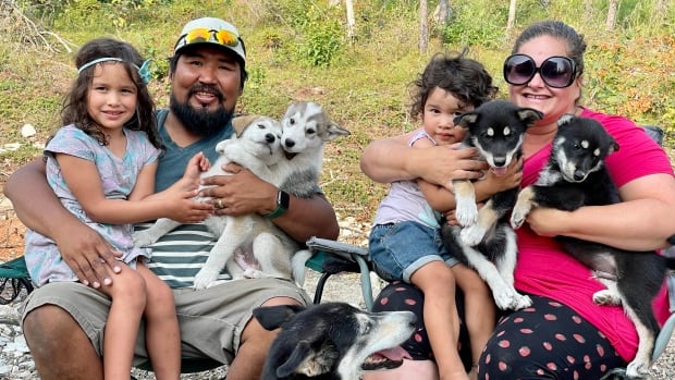 Desde la cabaña de la abuela hasta viajes en canoa para hacer yoga: los operadores turísticos de travesía en el Yukón responden a la demanda