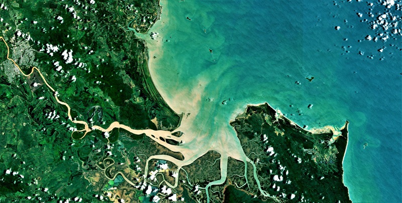 Imagen de satélite que muestra el flujo de sedimentos desde el río Fitzroy hasta la bahía de Capel y la Gran Barrera de Coral del Sur.