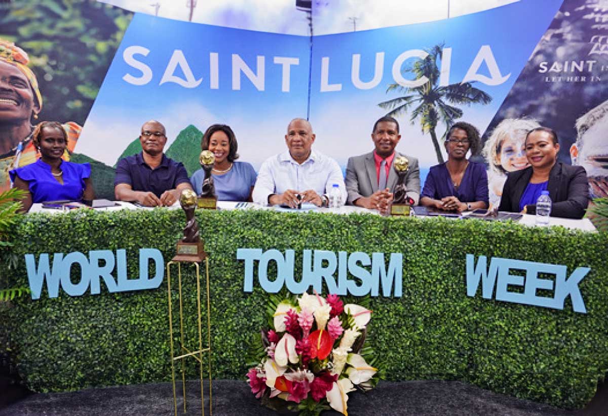 Mesa principal y panelistas en el lanzamiento a los medios de la Semana del Turismo