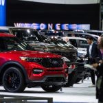 La gente mira la alineación de Ford Motor Company durante el Salón Internacional del Automóvil de Detroit de Norteamérica 2023 en Huntington Place, el miércoles 13 de septiembre de 2023, en el centro de Detroit.