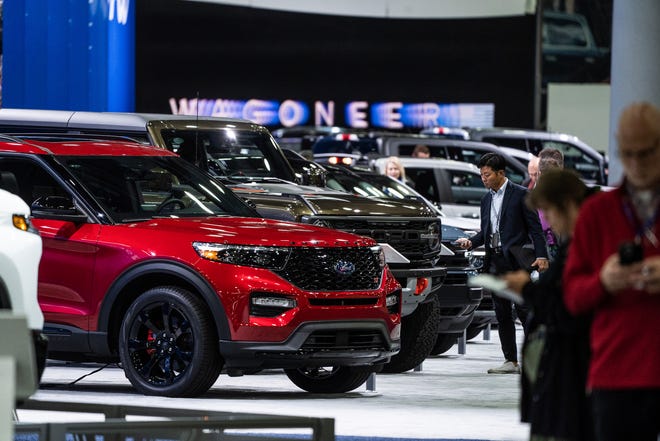 La gente mira la alineación de Ford Motor Company durante el Salón Internacional del Automóvil de Detroit de Norteamérica 2023 en Huntington Place, el miércoles 13 de septiembre de 2023, en el centro de Detroit.