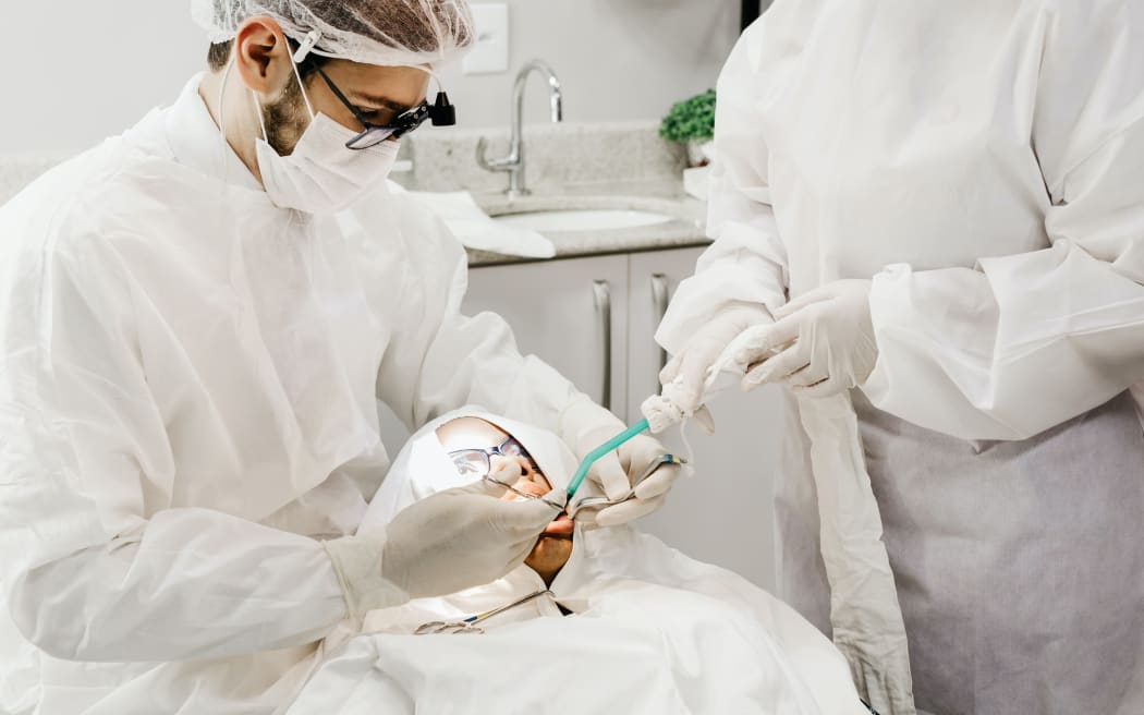 Un dentista trata a un paciente.  Odontología, cuidado dental, salud bucal, higiene bucal.