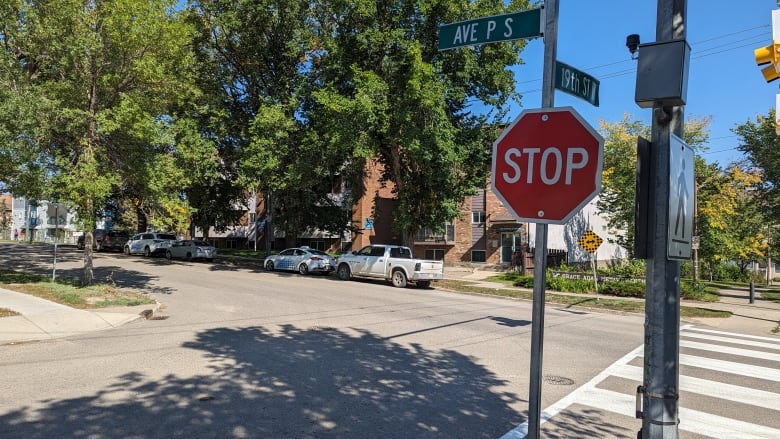 Una señal de alto y un letrero en la calle que dice Avenue P en Saskatoon.