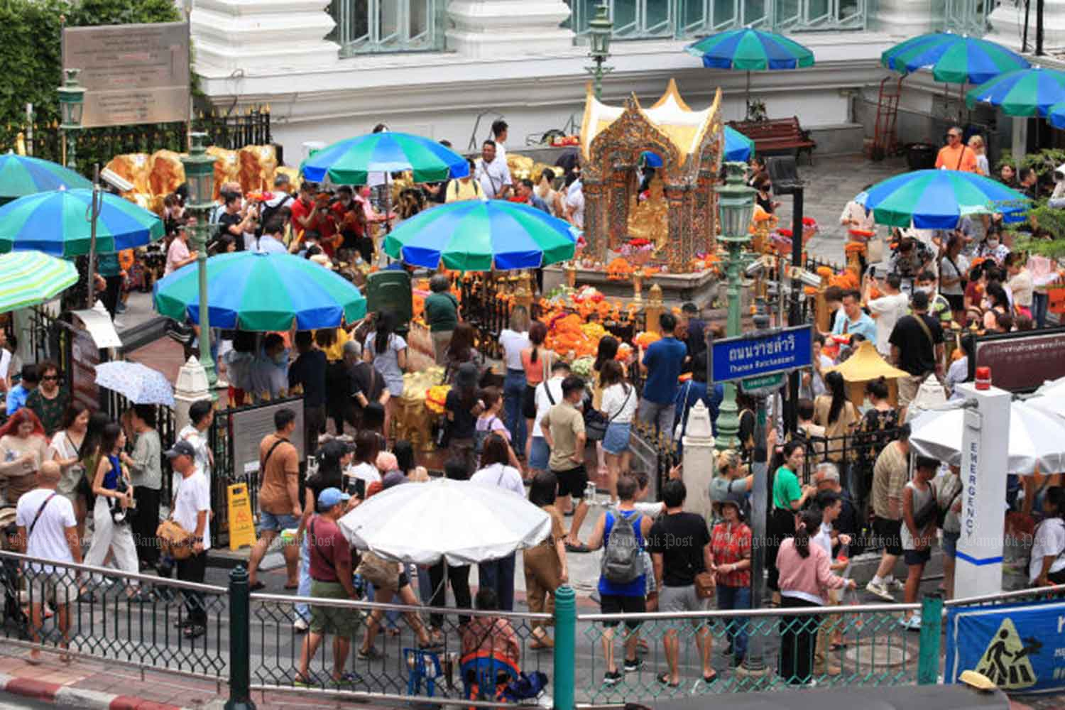 Los turistas llenan el Santuario de Erawan en la intersección Ratchaprasong de Bangkok en julio. (Foto: Upichart Janakol)