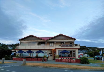 El príncipe Harry ingresó al South Sea Hotel, el único pub de la isla Stewart, para un concurso de pub el domingo por la noche en 2015.