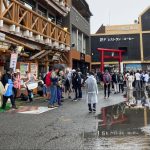 Japón dice que hordas de turistas están profanando el sagrado Monte Fuji.