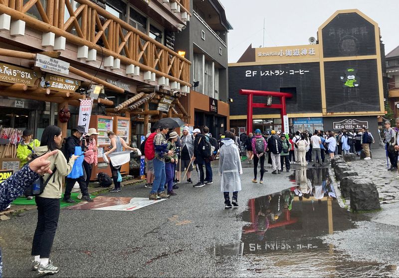 Japón dice que hordas de turistas están profanando el sagrado Monte Fuji.