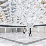 La gobernadora Hochul reveló $37 millones adicionales en inversiones para apoyar a organizaciones artísticas y culturales en el corte de listón del Pearlman Performing Arts Center.