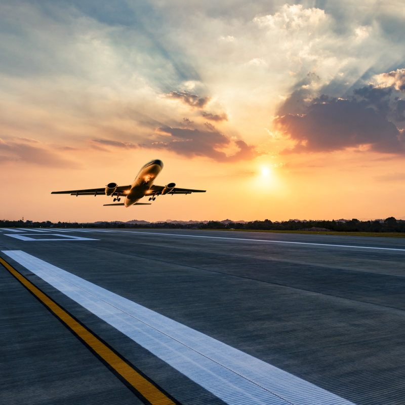 El avión despega al atardecer.jpg