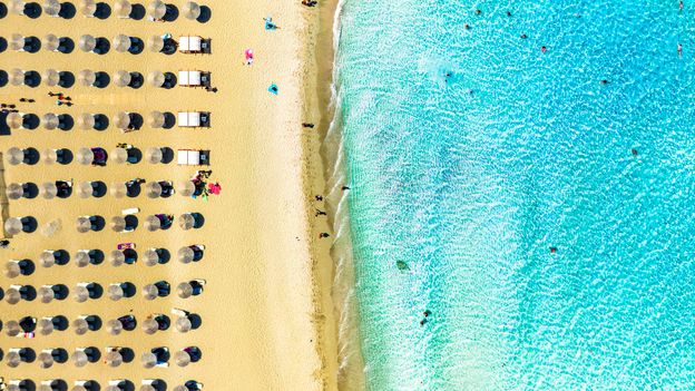 Lo que hay que saber sobre la 'rebelión de las toallas de playa' que recupera las playas griegas