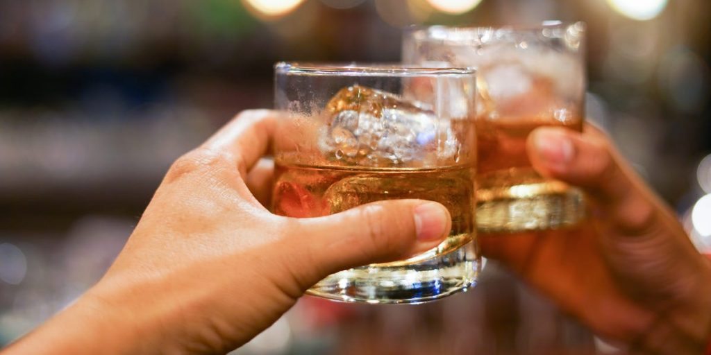 Los bares de la isla griega de Corfú revenden bebidas sin terminar a los turistas.