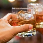 Los bares de la isla griega de Corfú revenden bebidas sin terminar a los turistas.