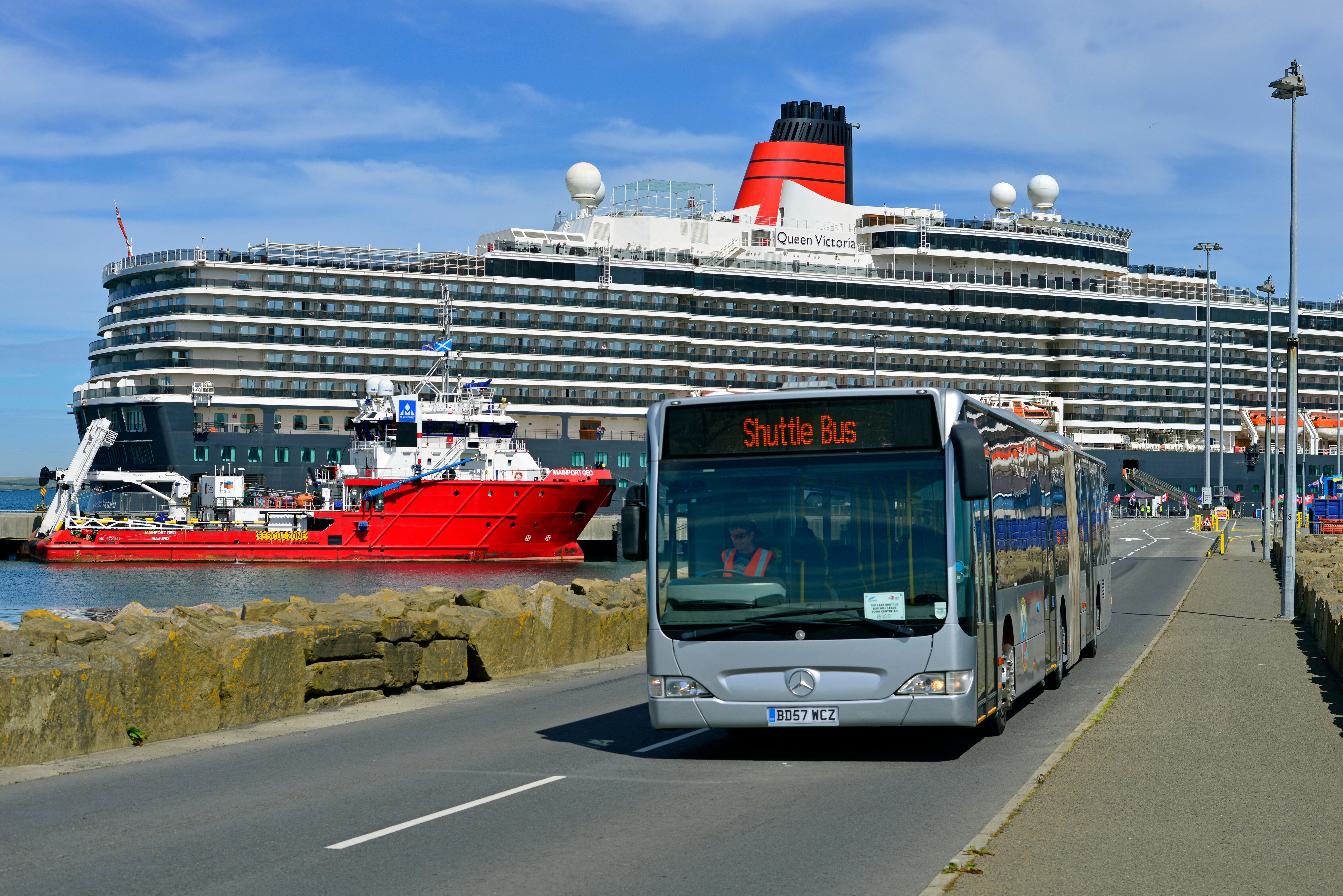 Decenas de cruceros atracan en las Orcadas y ofrecen excursiones en bicicleta.