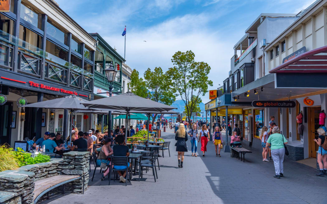 Una calle muy transitada en Queenstown