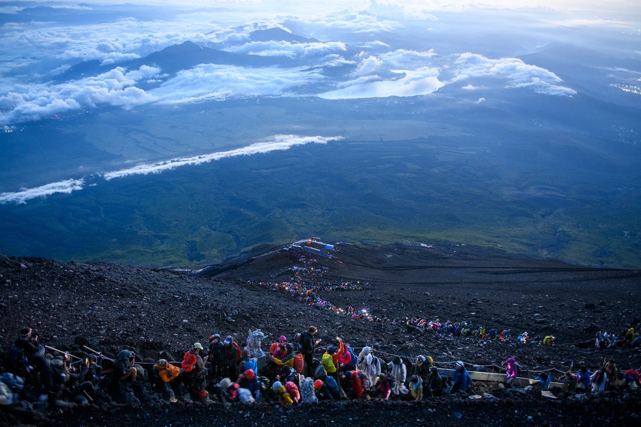 Los expertos dicen que la experiencia de escalar el Monte Fuji está disminuyendo rápidamente debido al hacinamiento.