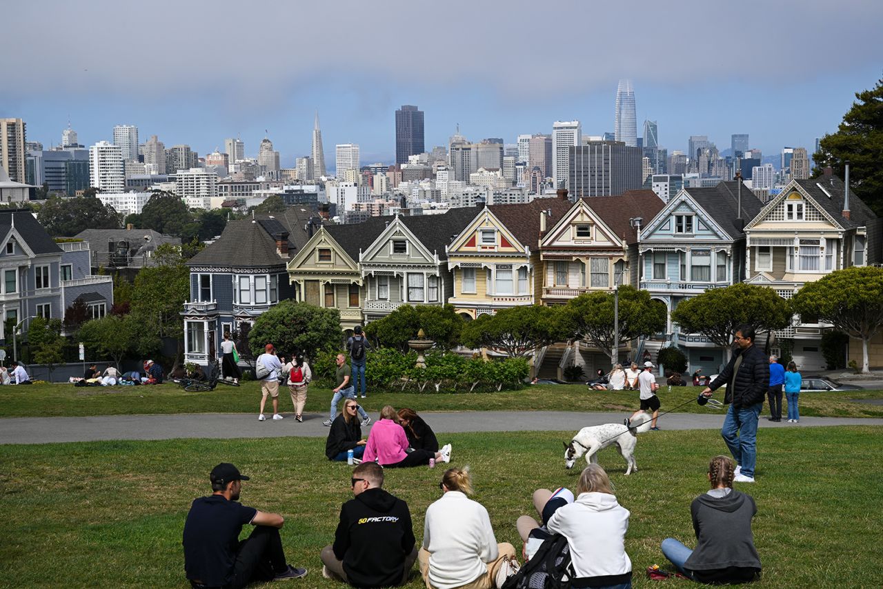 CALIFORNIA, ESTADOS UNIDOS - 9 DE AGOSTO: La gente pasa tiempo como 'Damas Pintadas' frente a famosas casas victorianas en Alamo Square el 9 de agosto de 2023 en San Francisco, California, Estados Unidos.  (Foto de Tayfun Coskun/Fotos de la Agencia Anadolu)