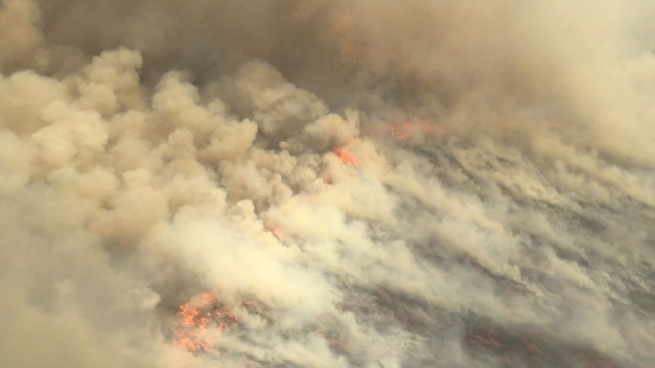 Las operaciones de quema a contracorriente para frenar la propagación del fuego han aumentado el humo dentro del municipio de Tennant Creek.