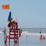Un salvavidas del condado de Volusia ha estado vigilando recientemente a un puñado de nadadores en Daytona Beach.  Los ingresos por impuestos al turismo del condado volvieron a caer en julio, el quinto mes consecutivo de caídas.