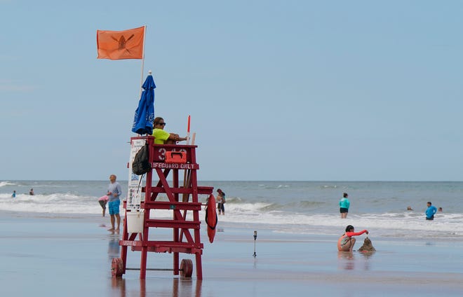 Un salvavidas del condado de Volusia ha estado vigilando recientemente a un puñado de nadadores en Daytona Beach. Los ingresos por impuestos al turismo del condado volvieron a caer en julio, el quinto mes consecutivo de caídas.