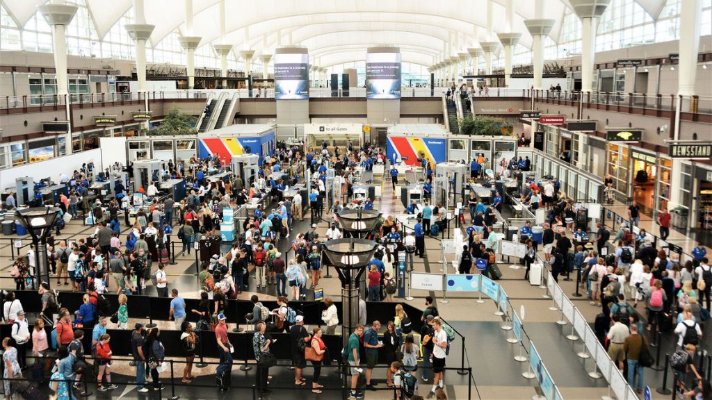 ¿Está disminuyendo la demanda de viajes aéreos?  Dependiendo de a quién le preguntes: Viaja semanalmente.
