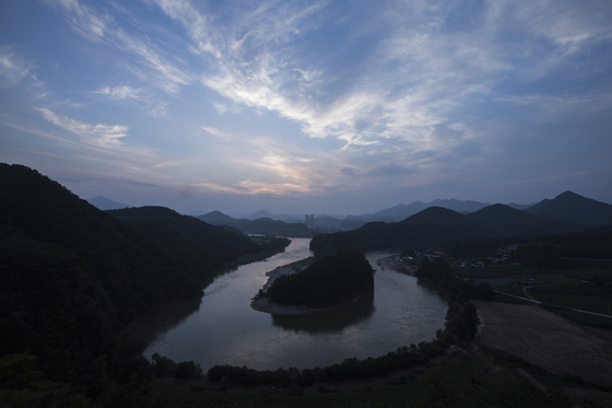Hanbendo-myeon, una aldea de Seonam en el condado de Yeongwol, es conocida por una roca con la forma de la península de Corea.  (Foto de Jung)