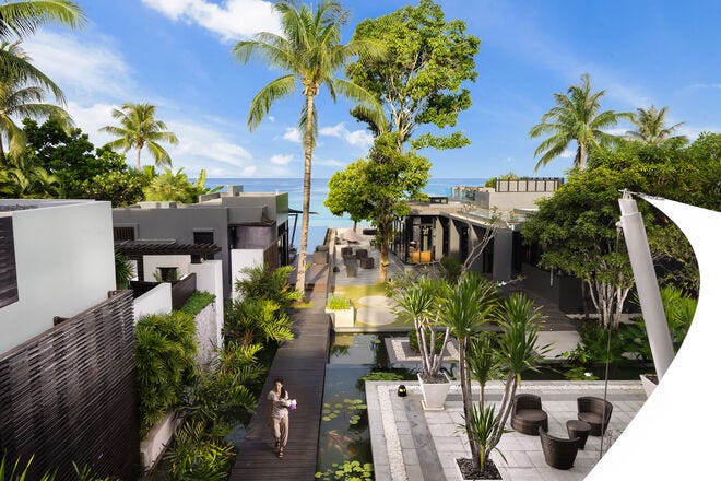 Elenta Phuket Phang Nga Resort & Spa se encuentra en una de las playas más hermosas de Phuket y tiene puestas de sol excepcionales.