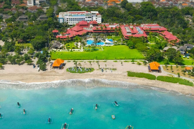 Los niños se alojan y comen gratis en el Holiday Inn Resort Baruna Bali.