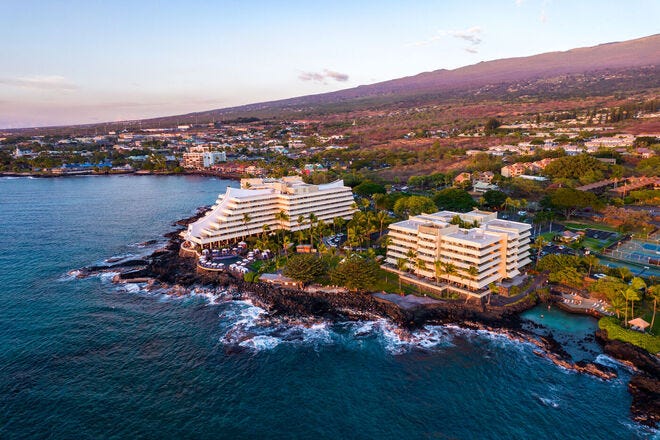 Royal Kona Resort abraza la costa oeste rocosa de la Isla Grande, por lo que tiene puestas de sol increíbles.