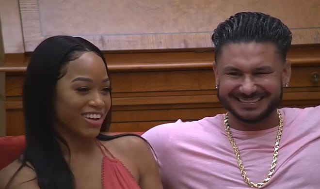 Paulie D comparte un estado civil con Nikki.