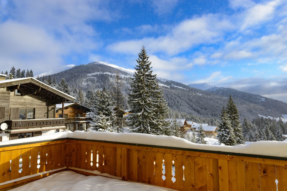 Vista de los Alpes austríacos cubiertos de nieve desde un balcón
