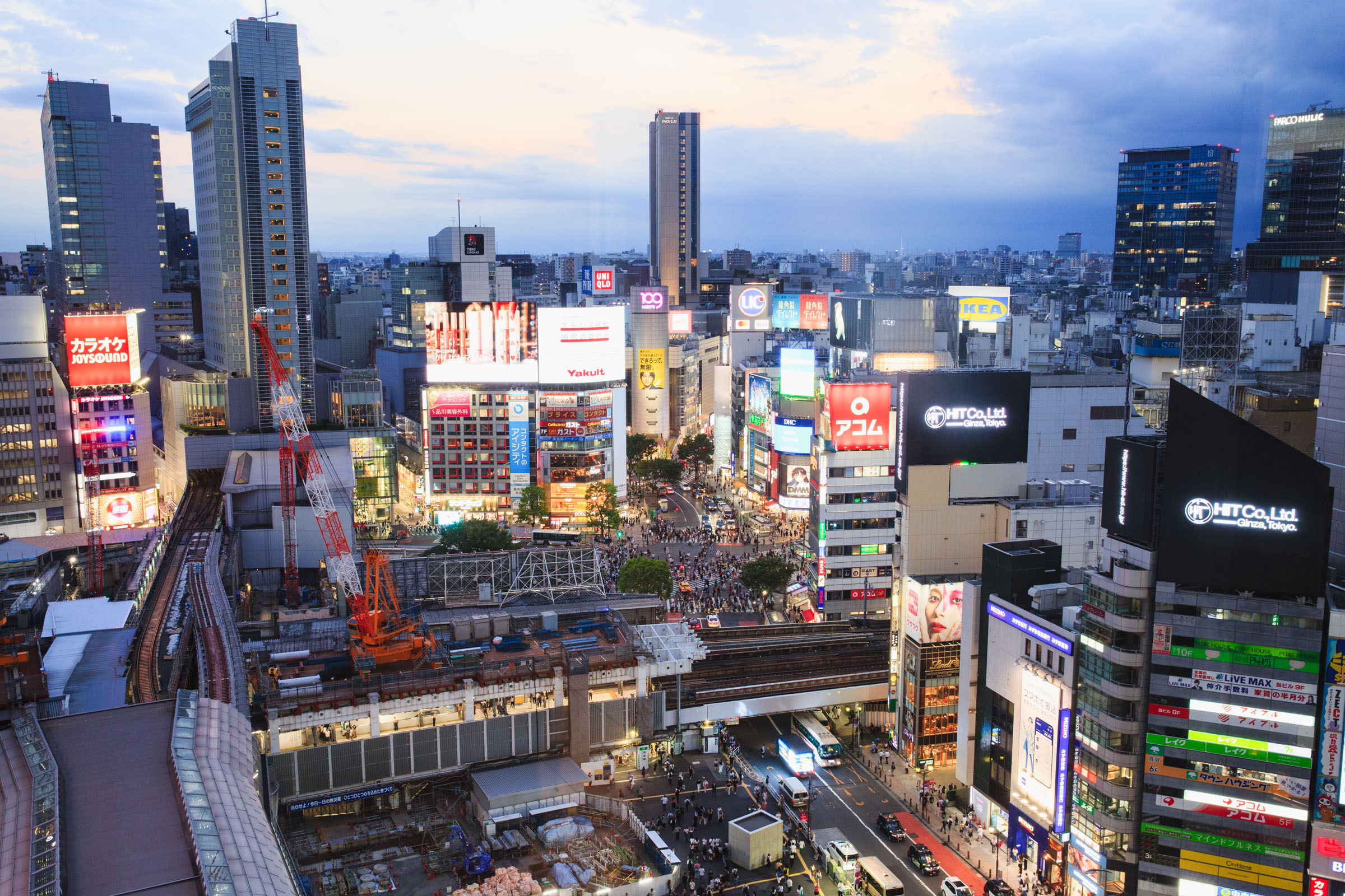 Horizonte de Shibuya y cruce visto desde Shibuya Hikari.