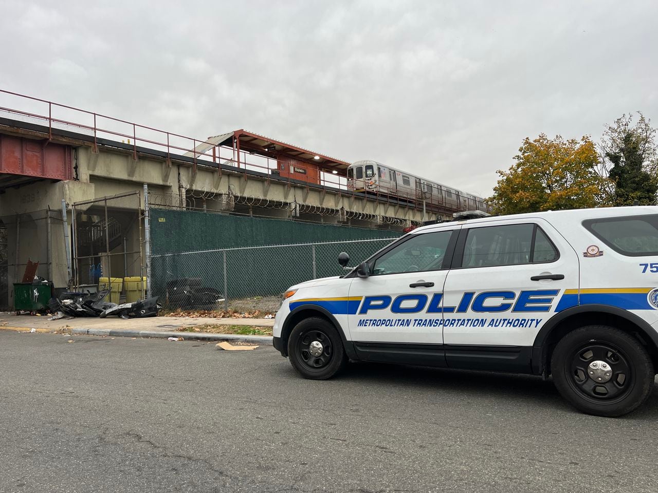La policía de Nueva York responde al ferrocarril de Staten Island.