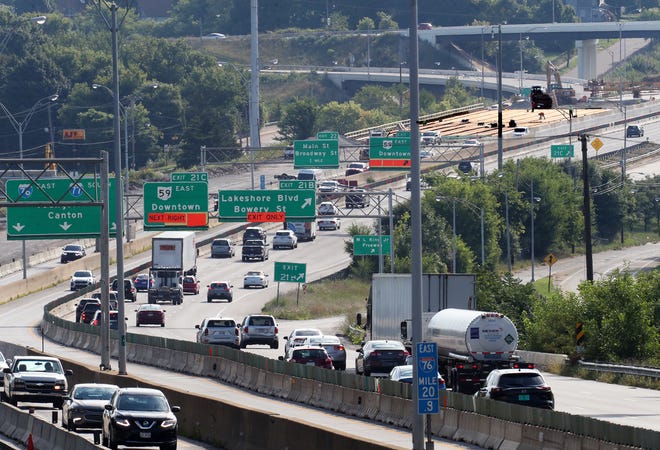La rampa de la I-76 este a la I-77 sur en Akron se está cerrando en el cruce central.