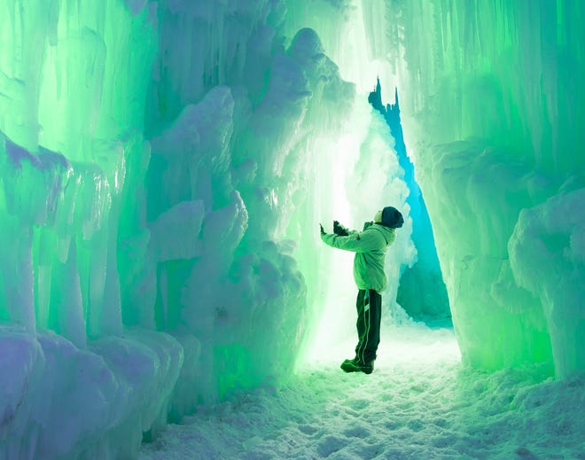 Los castillos de hielo son una atracción invernal popular para las familias.