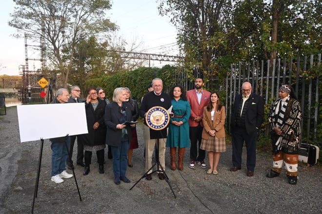 El líder de la mayoría del Senado de los Estados Unidos, Charles Schumer, y la senadora estadounidense Kirsten Gillibrand anunciaron en una conferencia de prensa en el Bronx el domingo (5 de noviembre de 2023) que la Administración Federal de Ferrocarriles otorgará $1.6 mil millones para el Proyecto de Acceso a la Estación Penn, a partir de los cuales se crearán cuatro proyectos. . Nuevas estaciones de tren Metro North en el Bronx para llevar a los viajeros del condado de Westchester a Penn Station por primera vez.